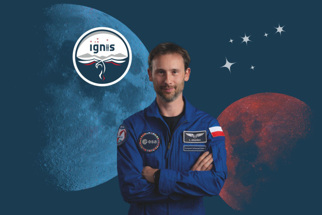 Astronauta w niebieskim kombinezonie z naszywkami ESA i polską flagą, na tle księżyca i gwiazd.