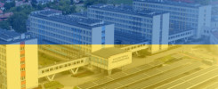 Widok z lotu ptaka na kampus Politechniki Świętokrzyskiej z panelami słonecznymi. Budynki uniwersyteckie i otoczenie.