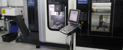 Centrum obróbcze CNC DMG DMU 50 z panelem sterowania i automatycznym systemem paletowym.