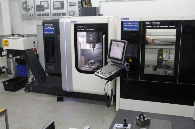 Centrum obróbcze CNC DMG DMU 50 z panelem sterowania i automatycznym systemem paletowym.