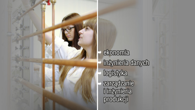 Dwie studentki w białych fartuchach pracują przy aparaturze.
